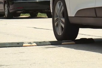 Megelégelte a gyorshajtókat, saját fekvőrendőrrel harcol ellenük