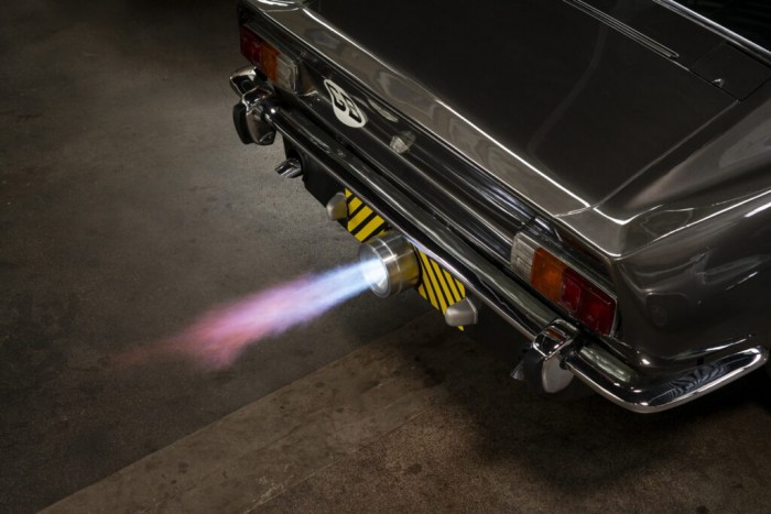 Eladó James Bond autója valódi lángot lövő filmes rakétahajtással 2 | Vezess Eladó James Bond autója valódi lángot lövő filmes rakétahajtással 2