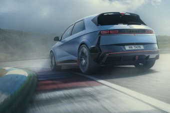 Utcai versenyautó családi méretben