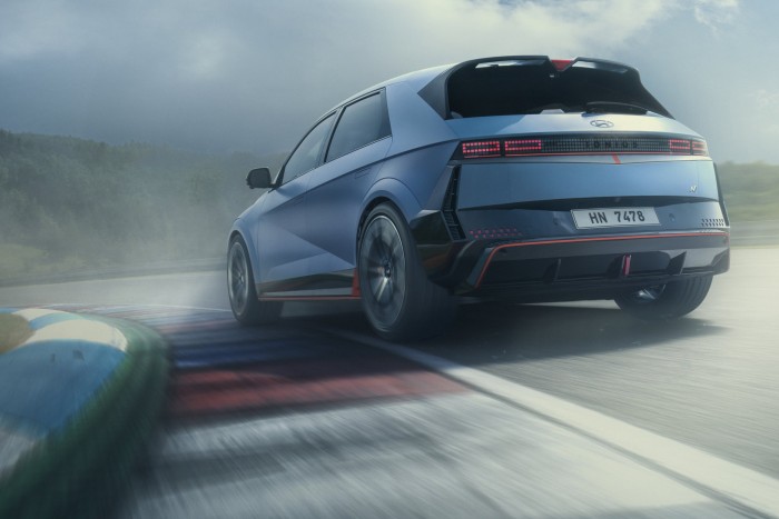 Utcai versenyautó családi méretben