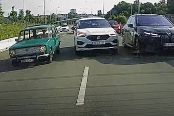 Követte a szirénázó rendőrt a dugóban, de nagyon jó oka volt rá