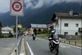 Magyar motoros mutatja meg, hogy csinálják jól a forgalomlassítást Svájcban