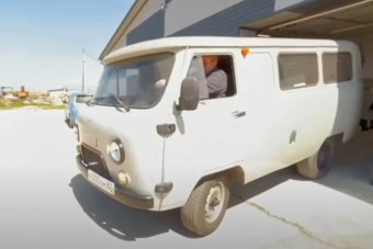 Ez a régi vágású UAZ már némán gurul, kidobták belőle a benzinmotort