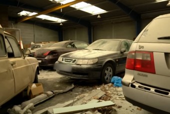 Szívszorító látvány az elhagyott kereskedés, ahol kibelezett új autók állnak