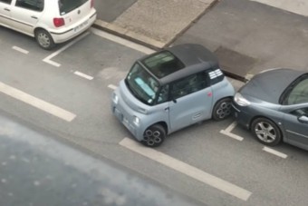 A világ legkisebb autójával is pokol a parkolás, ha az ember nem tudja, mit csinál