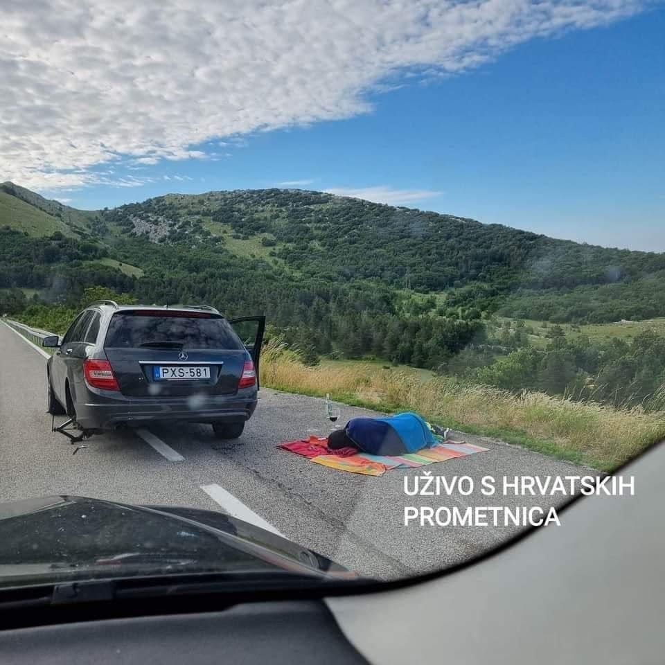 Lepihent, borba fojtotta bánatát egy megfáradt magyar mercis az út szélén 2 | Vezess Lepihent, borba fojtotta bánatát egy megfáradt magyar mercis az út szélén 2