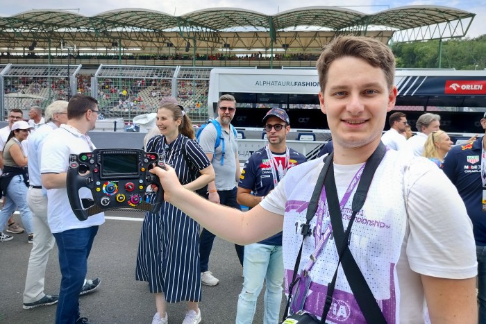 Kézbe vettük Ricciardo 30 milliós F1-es kormányát 4 | Vezess Kézbe vettük Ricciardo 30 milliós F1-es kormányát 4