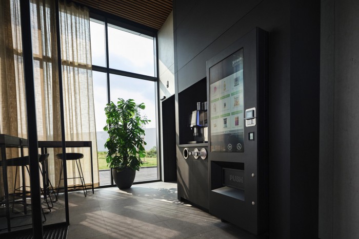 Luxuskörülmények között is lehet autót tölteni 6