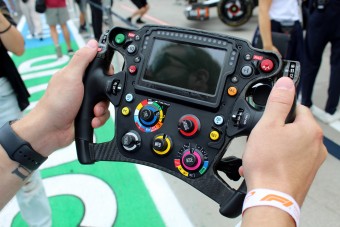 Kézbe vettük Ricciardo 30 milliós F1-es kormányát