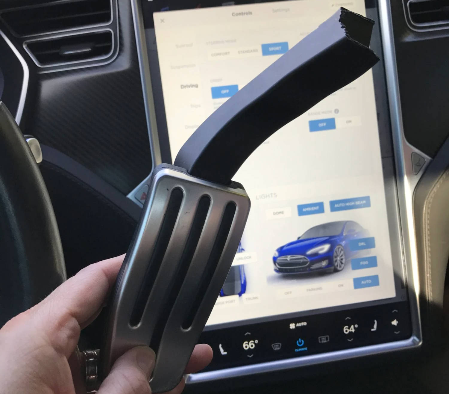 Nemes egyszerűséggel eltört a Tesla műanyag gázpedálja 2 | Vezess Nemes egyszerűséggel eltört a Tesla műanyag gázpedálja 2