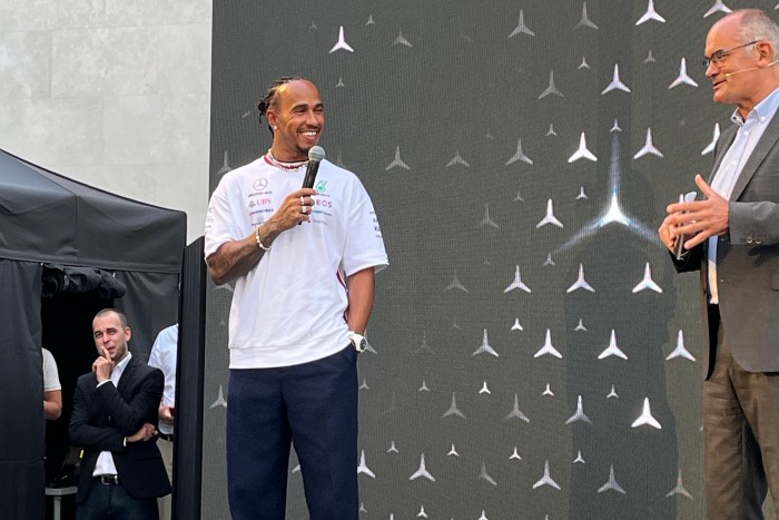 Hamilton: “Enyém a világ legklasszabb irodája”