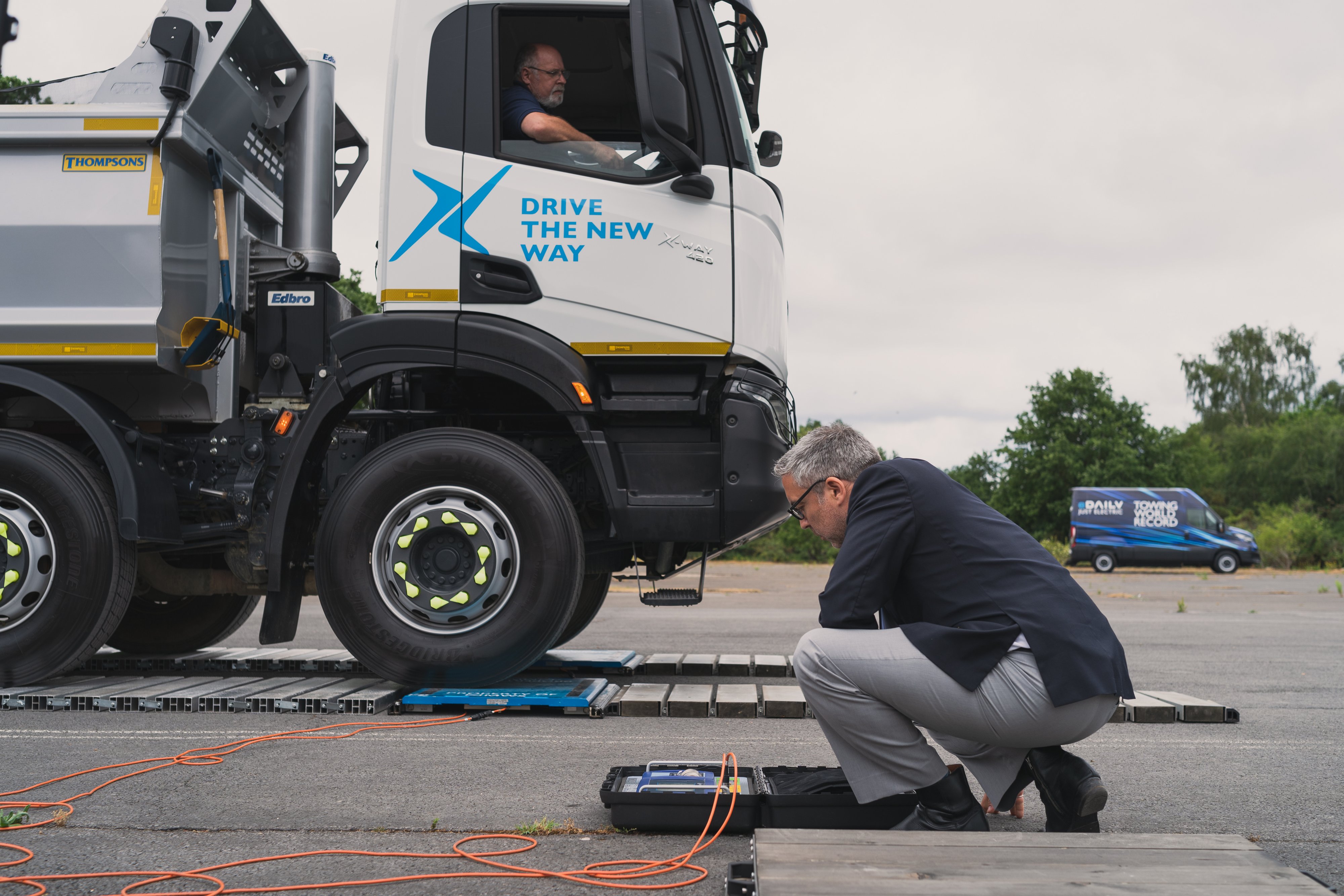 150 tonnát húzott el az izomember egy elektromos furgonnal 14