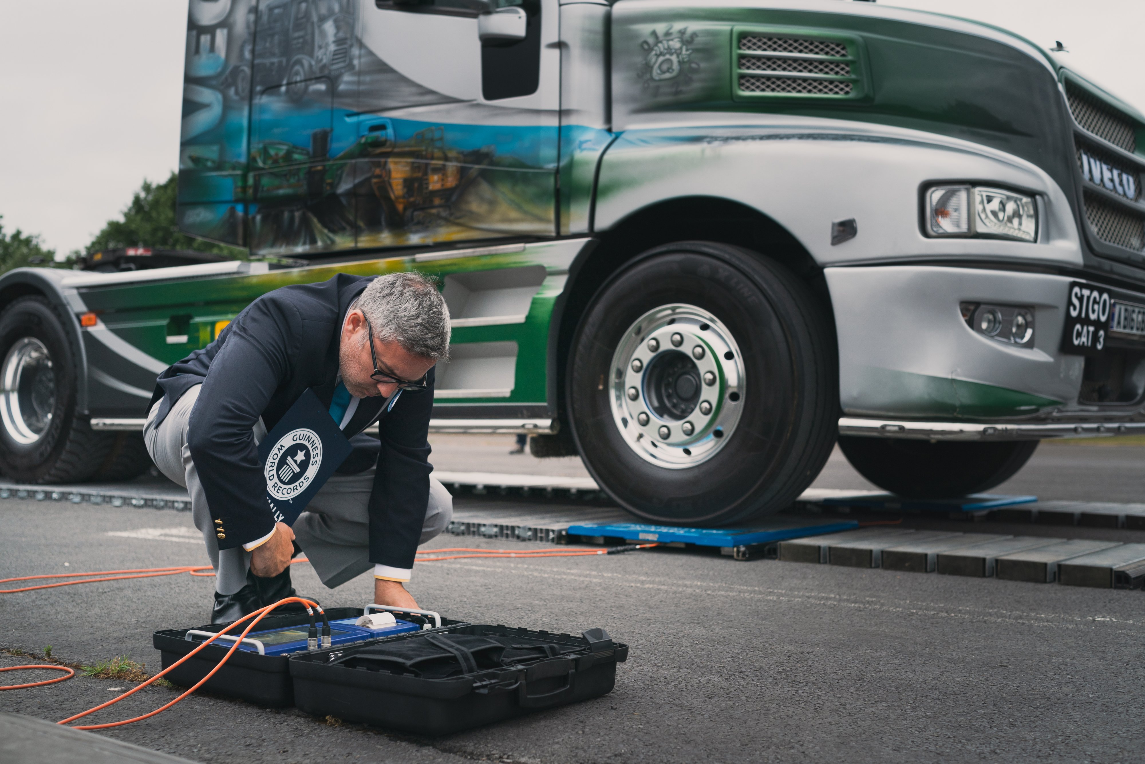 150 tonnát húzott el az izomember egy elektromos furgonnal 11