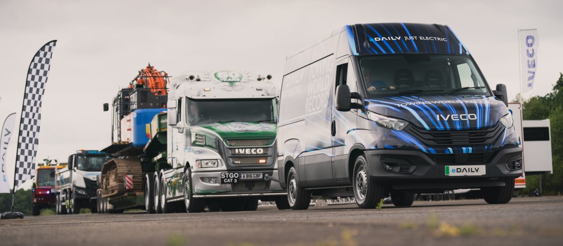 150 tonnát húzott el az izomember egy elektromos furgonnal