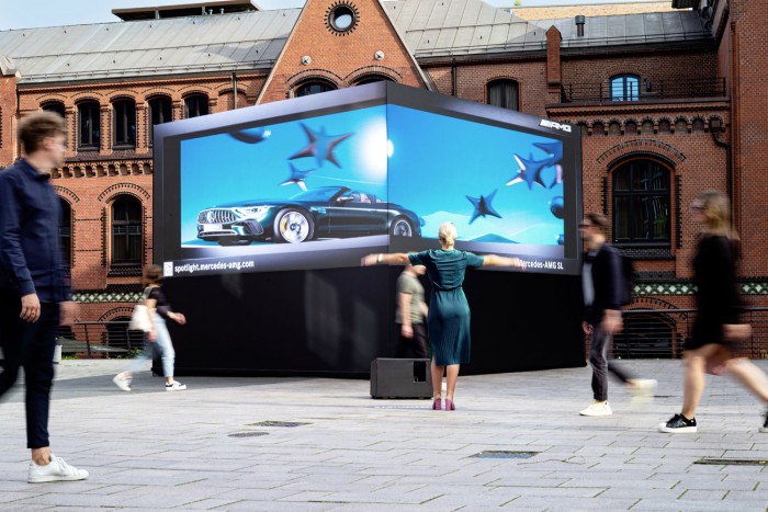 Kaméleonként másolja a járókelőket a Mercedes 2