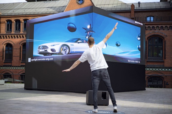 Kaméleonként másolja a járókelőket a Mercedes 3