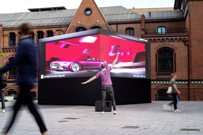 Kaméleonként másolja a járókelőket a Mercedes