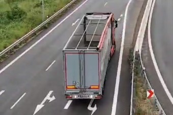 Még tolatott is az autópályán a kamionos, bukhatja a jogsiját