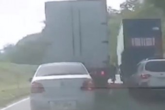 Addig cikázott a biciklis, amíg két kamion szendvicsébe nem került