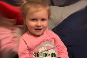 Ahogy a kislány sorolja az F1-es pilótákat, attól olvadni fogsz, mint fagyi a Balcsi-parton