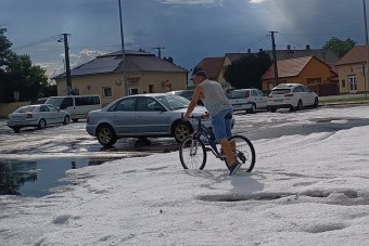 Bokáig érő jégben gázoltak az autók Kisvárdán