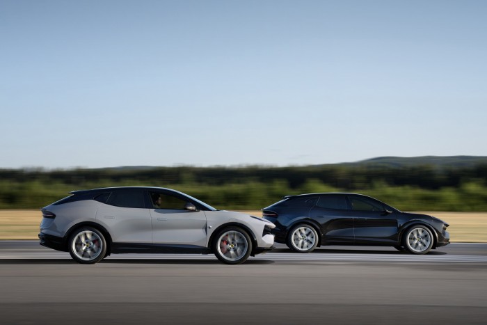 Itt az első villanymotoros szupersport-terepjáró 8