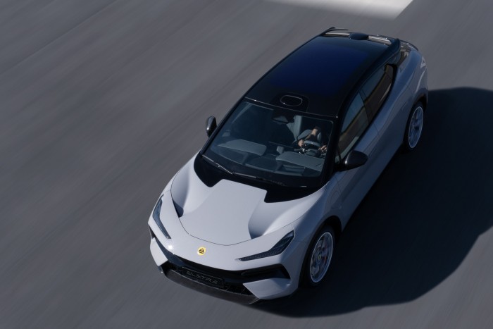 Itt az első villanymotoros szupersport-terepjáró 9