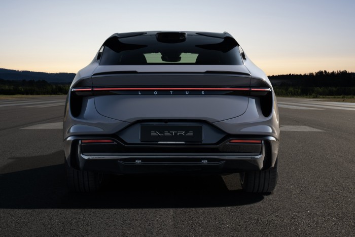 Itt az első villanymotoros szupersport-terepjáró 15