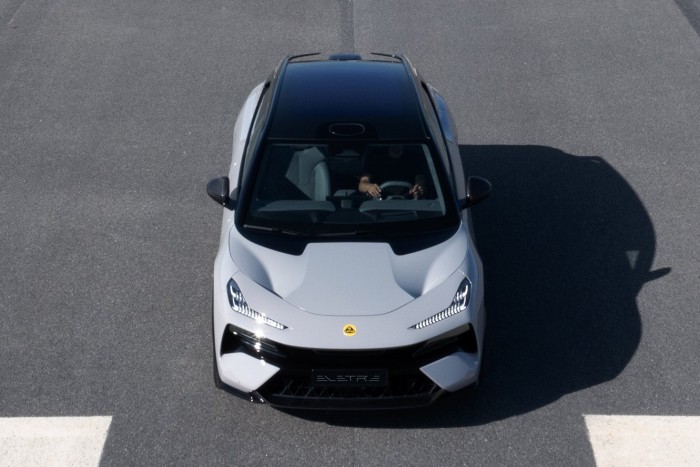 Itt az első villanymotoros szupersport-terepjáró 14