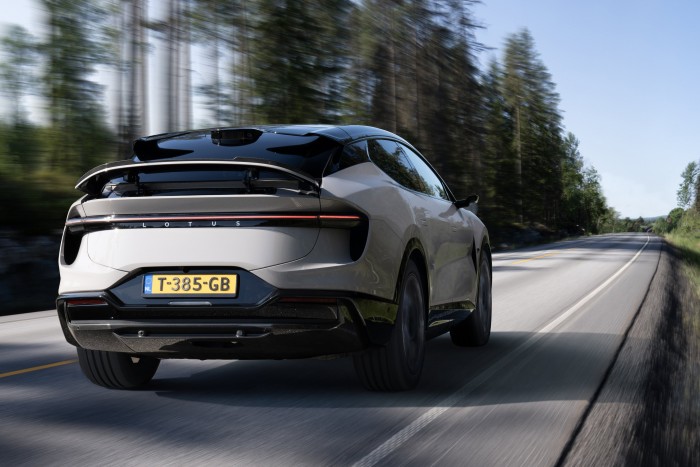 Itt az első villanymotoros szupersport-terepjáró 7