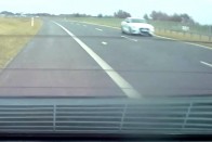 Egészen hihetetlen, hogyan tört be menet közben egy autó szélvédője 1 Egészen hihetetlen, hogyan tört be menet közben egy autó szélvédője 1