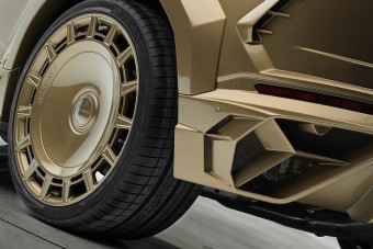 900 lóerő nem vicc, a színe csak hab a tortán