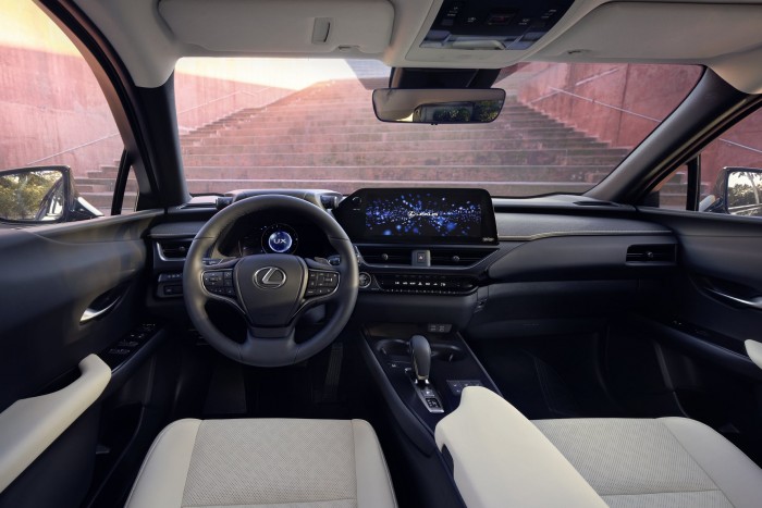 Ott újult az elektromos Lexus, ahol kellett 7