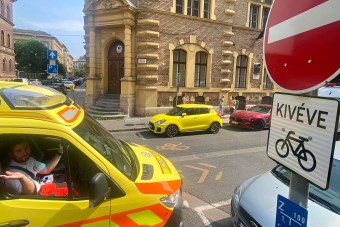 Megszívatja a budapesti mentősöket egy KRESZ-tábla