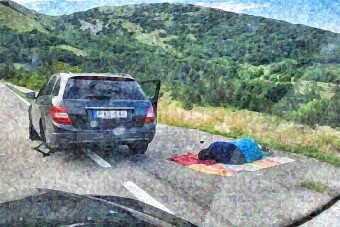 Lepihent, borba fojtotta bánatát egy megfáradt magyar mercis az út szélén