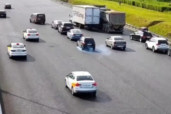 Hatan mentek egymásba az úton totyogó kacsacsalád miatt