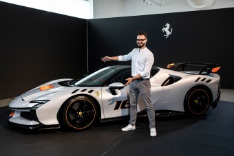 Megnéztük az 1030 lóerős új Ferrarit élőben, és észbontó!