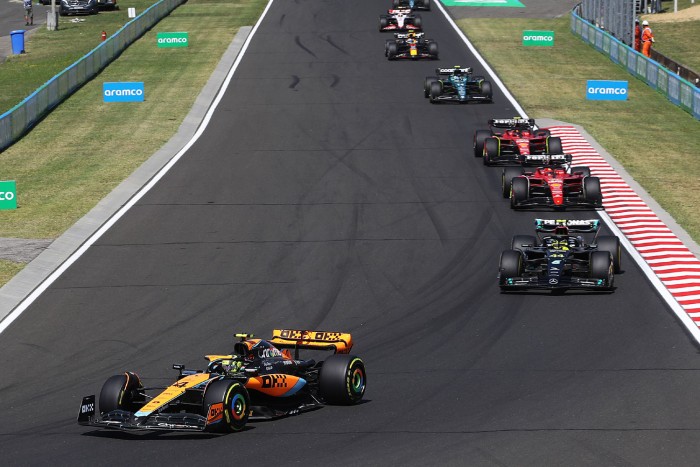 F1: Norris odaszúrt a panaszkodó Hamiltonnak 1 | Vezess F1: Norris odaszúrt a panaszkodó Hamiltonnak 1