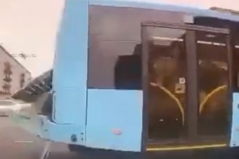 Tíz centi babrált ki a busszal, tőből szakadt ki a motor