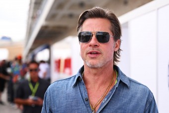 F1: Brad Pitt saját garázst és autót kap a Brit Nagydíjra