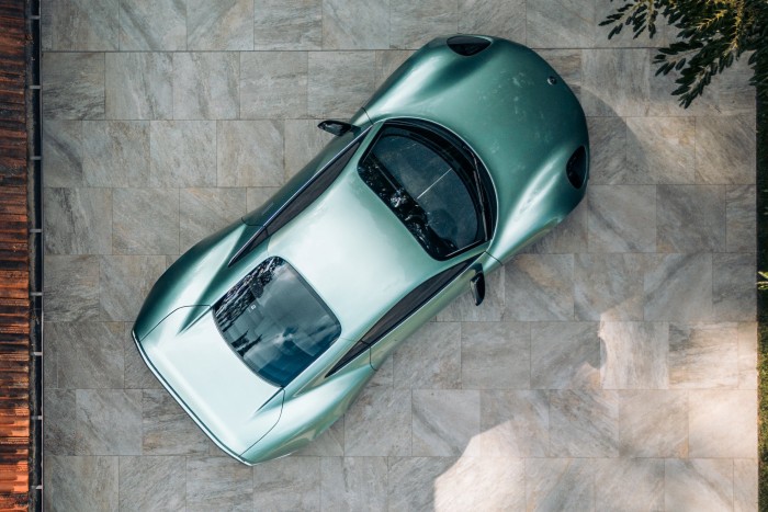 Fejenként 12 milliótól ülhetünk be ebbe a sportkocsiba 12