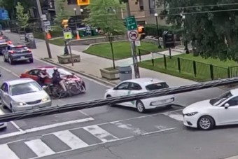 Autót loptak a tinik, pechükre egy rendőrt ütöttek el