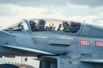 Vadászrepülőre váltott a Forma-1-es pilóta