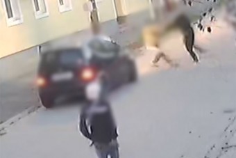 Autóeladásnak indult, a végén vascsővel verték a vevőt Győrben