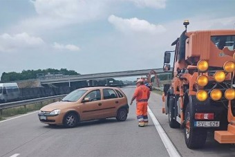 A forgalommal szemben szlalomozott egy idős autós az M0-son