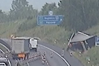 Felborult egy kamion az M7-esen, senki nem állt meg segíteni