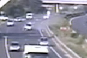 Torpedóként jött a felhajtón, szó szerint a levegőbe repített egy autót