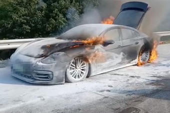 Pusztító lángokkal égett egy Porsche az M0-son