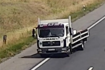 Egyszerre több kereke is leszakadt egy teherautónak az M1-esen