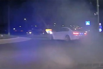 Körforgalomban driftelt pár kört Gyöngyösön, pont ott álltak a rendőrök